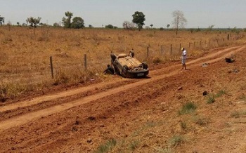 Choque de carro e carreta mata crianÃ§a de 4 anos