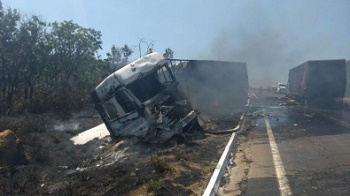 Carretas pegam fogo apÃ³s colisÃ£o frontal em rodovia