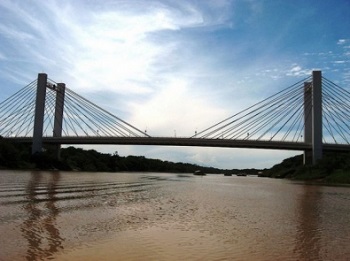 Jovem ameaÃ§a se jogar de ponte apÃ³s fim de namoro