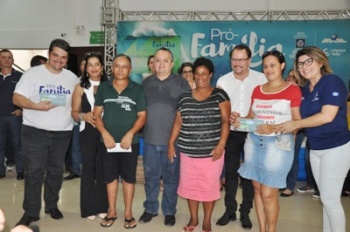 Governador entrega CartÃµes PrÃ³-FamÃ­lia e anuncia obras em GuarantÃ£ do Norte