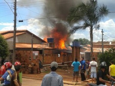 Mulher morre carbonizada apÃ³s marido incendiar casa