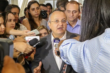 Taques aponta melhora e diz que aeroporto â€œnÃ£o envergonharÃ¡ maisâ€