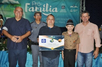 Projetos Luz do AmanhÃ£ e Escola Segura homenageiam Governador Pedro Taques