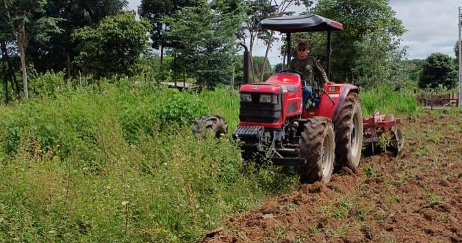 Gradagem ajuda chacareiros no preparo da terra em Matupá