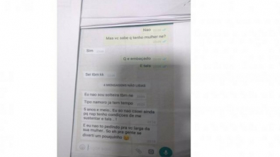 Mulher divulga conversa do marido com outra no WhatsApp atravÃ©s de panfleto de rua. 