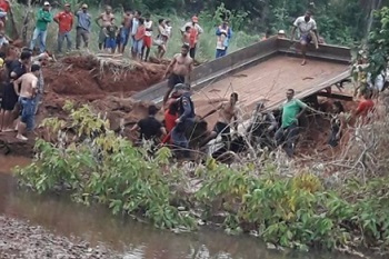 Motorista de caminhÃ£o morre soterrado em acidente 