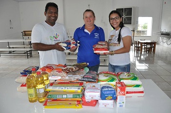 APAE Matupaense recebe alimentos da COOGAVEPE