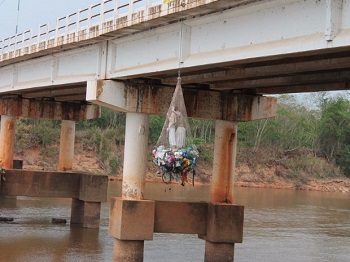 Casal dentro de rede de pesca e pendurado em ponte chama atenÃ§Ã£o 