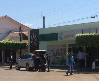 PolÃ­cia prende trÃªs bandidos e impede assalto a banco em Sorriso 