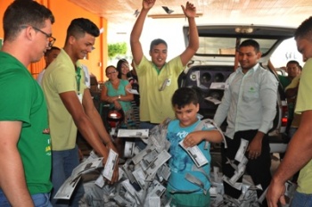 Moradora do Bairro Santa Isabel ganha carro 0 km do Del Moro Supermercados