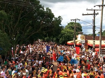 PolÃ­ticos aproveitam Carnaval na Baixada Cuiabana para conquistar eleitor na folia