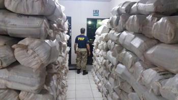 Motorista Ã© preso transportando 6,5 toneladas de maconha para MT