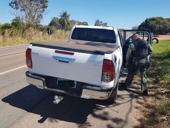 Temendo ser presa dupla abandona Hilux roubada