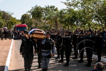 Enterro de tenente Ã© marcado por honrarias, pedido de desculpa e emoÃ§Ã£o