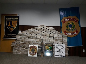 Grupo abandona fuzil e 368 kg de droga apÃ³s ser flagrado pela polÃ­cia na fronteira de MT