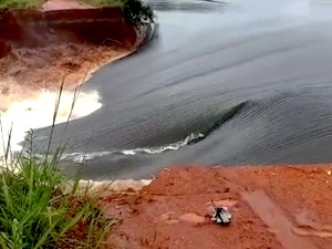 Ãgua invade fazenda da Bom Futuro apÃ³s rompimento de barragem e causa prejuÃ­zos