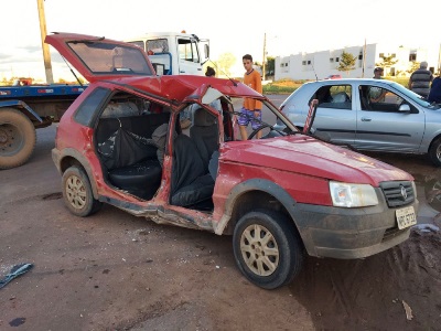 Mulher fica presa Ã s ferragens em acidente entre carro e Ã´nibus escolar em Sinop 