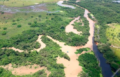 Mineradora e piscicultores são autuados por jogarem resíduos em córrego de MT