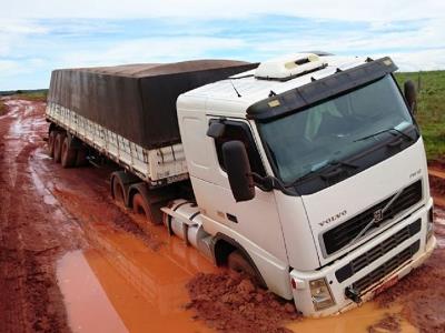 Caminhoneiros estÃ£o atolados hÃ¡ 4 dias em trecho da MT-430