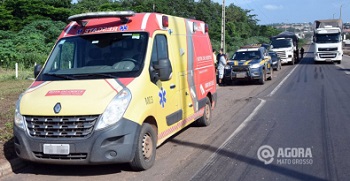 Caminhonete capota e idosa morre presa nas ferragens