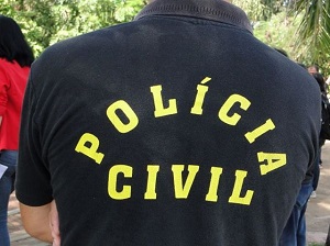 Policiais civis sÃ£o acusados de cobrar R$ 20 mil para liberar suspeito de roubar carro 