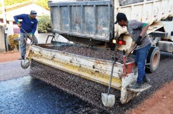 Ruas Transversais do Bairro MÃ£e de Deus estÃ£o sendo Pavimentadas em Peixoto