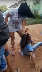 VÃ­deos flagram mÃ£e de aluna espancando adolescente em frente de escola