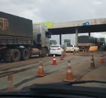 Motorista tenta furar pedÃ¡gio e acaba atingido por carreta 