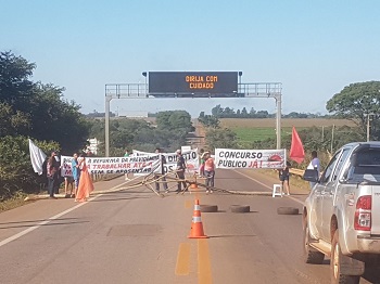 Professores bloqueiam rodovia em MT por concurso, RGA e horas extras