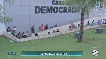 Eleitores formam fila desde a madrugada para fazer biometria no TRE em CuiabÃ¡