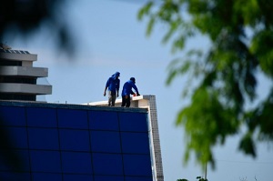 Operários são flagrados sem proteção em obra no Tribunal do Trabalho