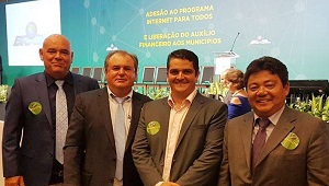 Prefeito Valtinho Miotto assinam termo de adesÃ£o do Programa Internet Para Todos