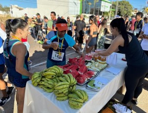 Atletas recebem frutas da AGRIPAC em Corrida 5K Peixoto 38 anos